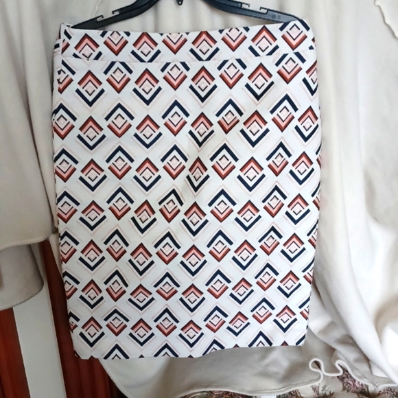 Ann Taylor white geometric skirt size 10 - Picture 2 of 3